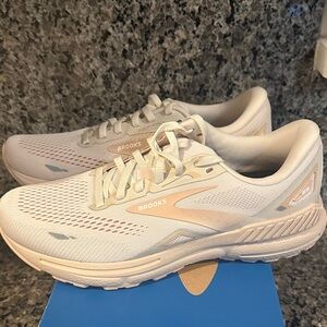 Brooks Women's Adrenaline GTS 23 White and Light Pink Running Shoes